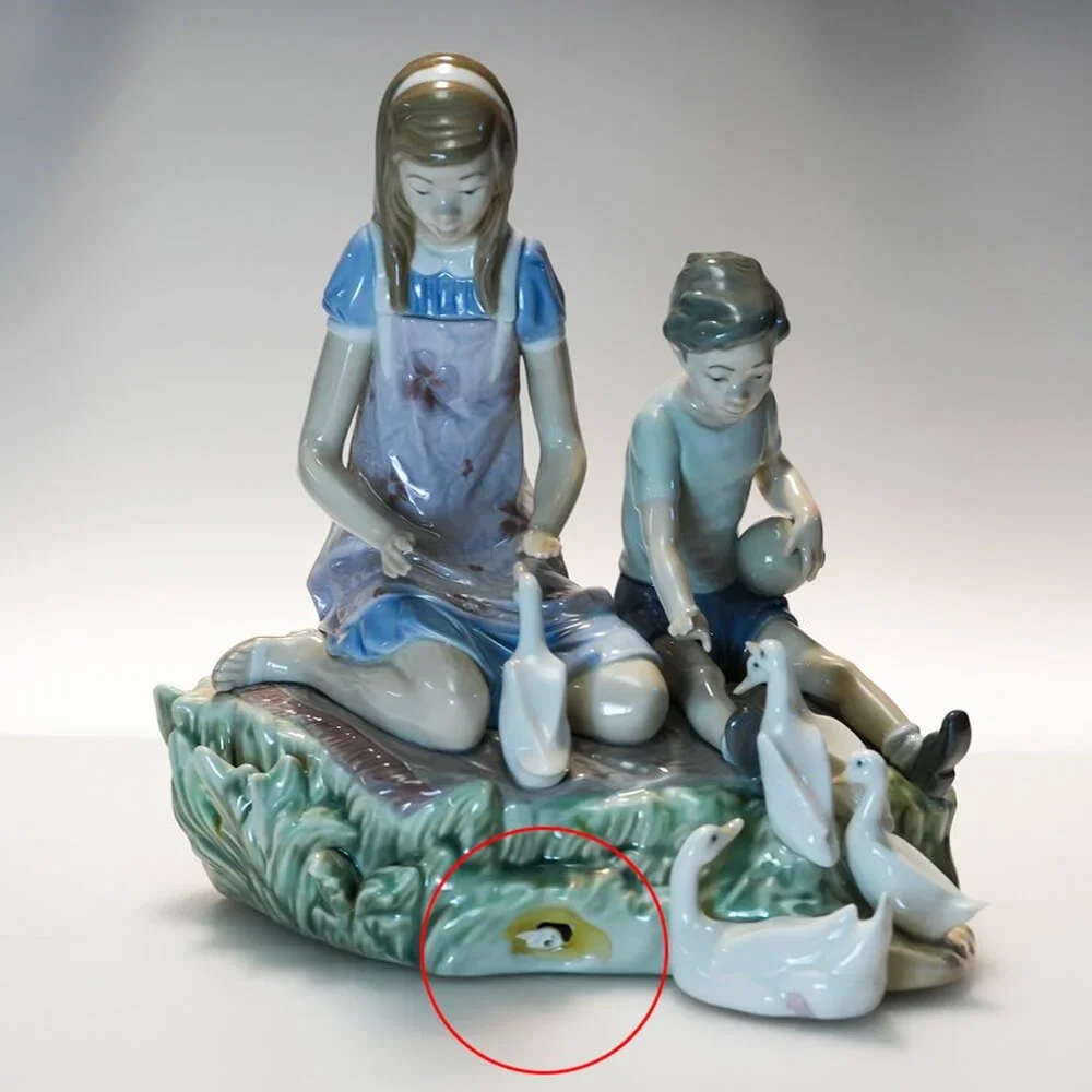 Lladró 5303, Playing with Ducks at Pond - Picture 3 of 7